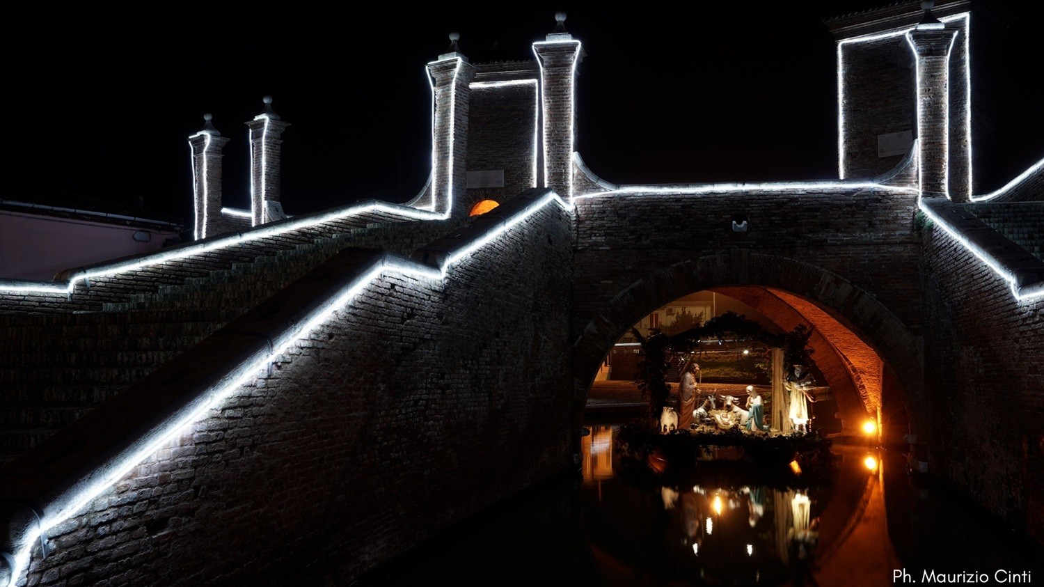 Weihnachtskrippen unter Brücken in Comacchio natale